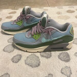 Nike Air Max 90. Size 6.5 in Men’s. Fits Women’s size 8. Excellent condition.